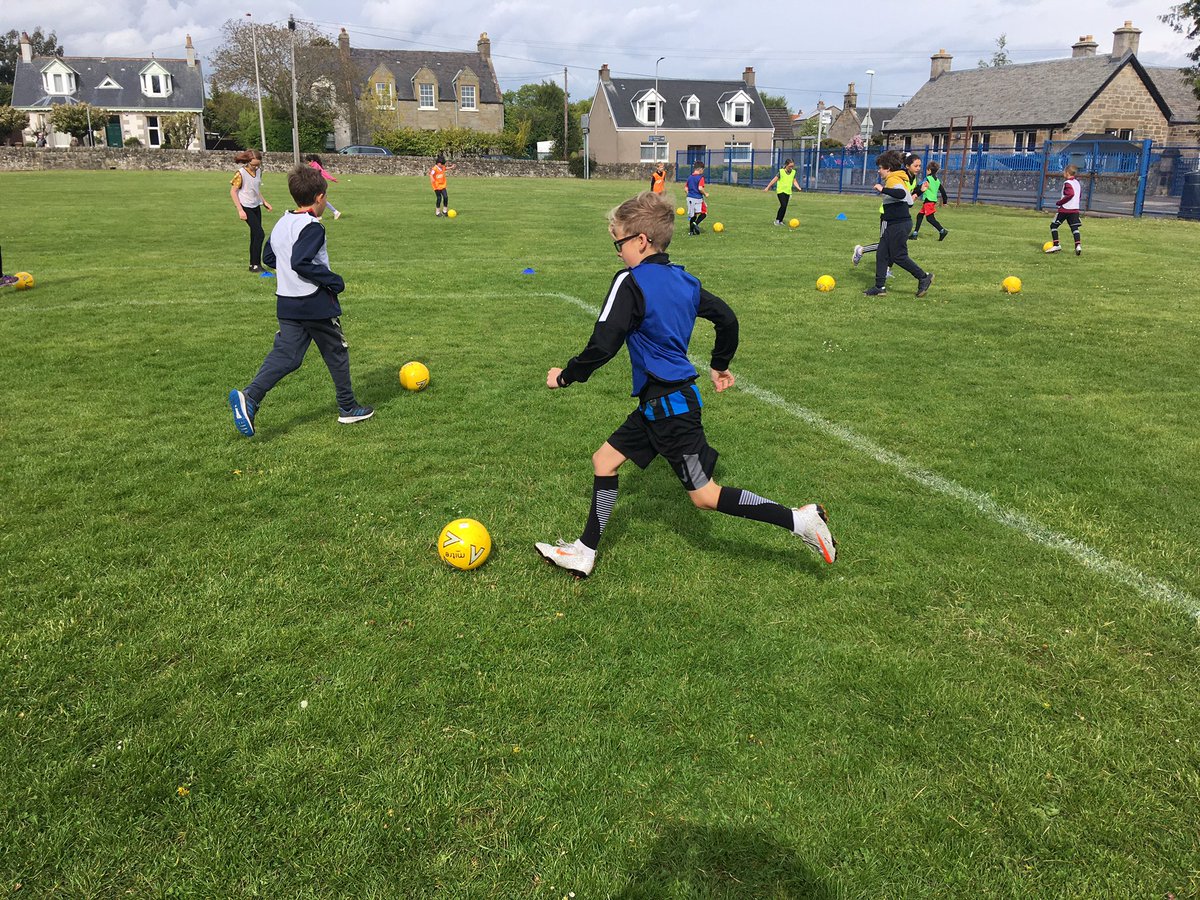 coe_sport's tweet photo. First day on the grass @QueensferryPS today. 

P4 just about avoiding the downpour! 

Great energy and enthusiasm and a fitting end to an enjoyable first week.

Looking forward to P5-7 next week! https://t.co/YD8n3XWzmN