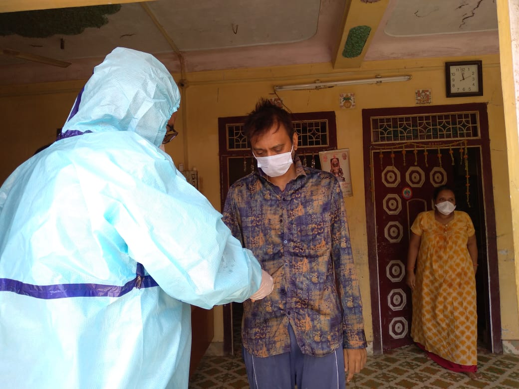 Collector & DM Office Vadodara (@collectorvad) on Twitter photo Health check up of home Isolation patients of #Covid in Desar Taluka of #Vadodara district under Sanjeevani Abhiyan.
#GujaratFightsCovid19
<a href="/vijayrupanibjp/">Vijay Rupani Memorial</a>
<a href="/pkumarias/">Pankaj Kumar</a>
@GujHFWDept Health check up of home Isolation patients of #Covid in Desar Taluka of #Vadodara district under Sanjeevani Abhiyan.
#GujaratFightsCovid19
<a href="/vijayrupanibjp/">Vijay Rupani Memorial</a>
<a href="/pkumarias/">Pankaj Kumar</a>
@GujHFWDept