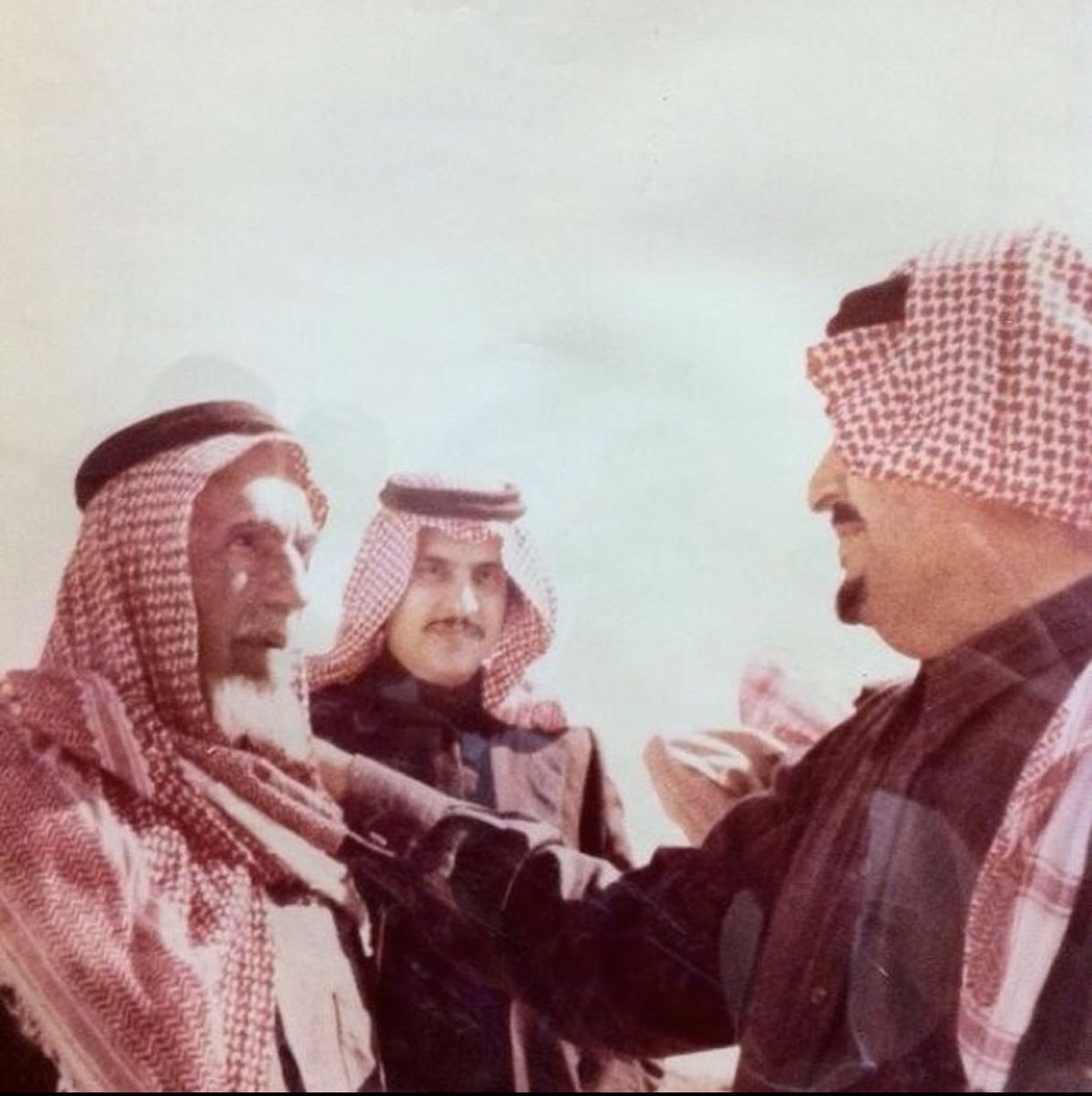 hamadalirq1's tweet photo. #أنا_بدوي 
و حفيد أحد رجالات #الملك_عبدالعزيز رحمه الله، و هو الشيخ #صالح_العرق رحمه الله..
 صاحب المواقف البطولية و أحد أركان أمن الدولة و شيخ ربعه و قدوتهم. https://t.co/GKQNioj5rl