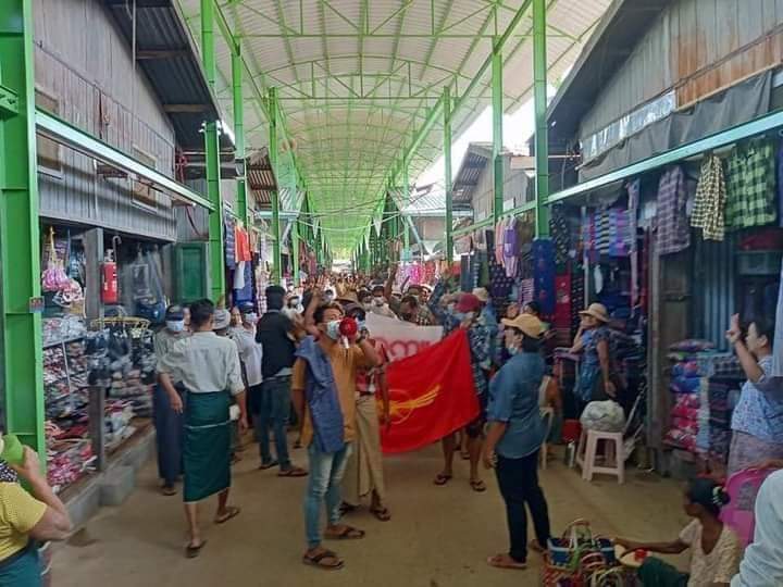 Anti Military Dictatorship Strike was held by the youths in the market of Pakokku!!!

#May20Coup #WhatsHappeningInMyanmar