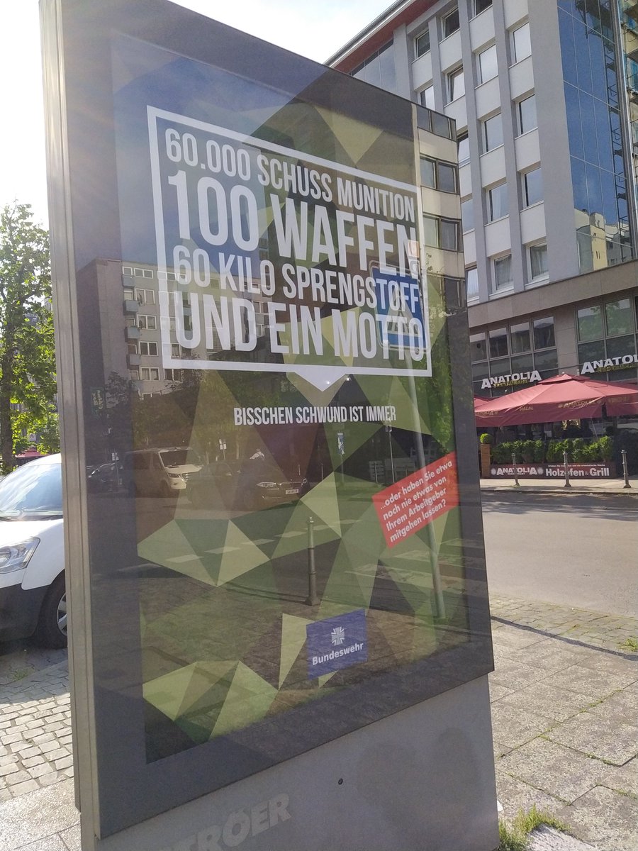 Bisschen Schwund ist immer.. Heute startet in Frankfurt der Prozess gegen den extrem rechten Bundeswehrsoldaten Franco Albrecht. Er hortete Waffen und bereitete sich auf Tag X vor. #FrancoA Vor dem Gericht tauchten diese Plakate auf! keineinzelfall.noblogs.org