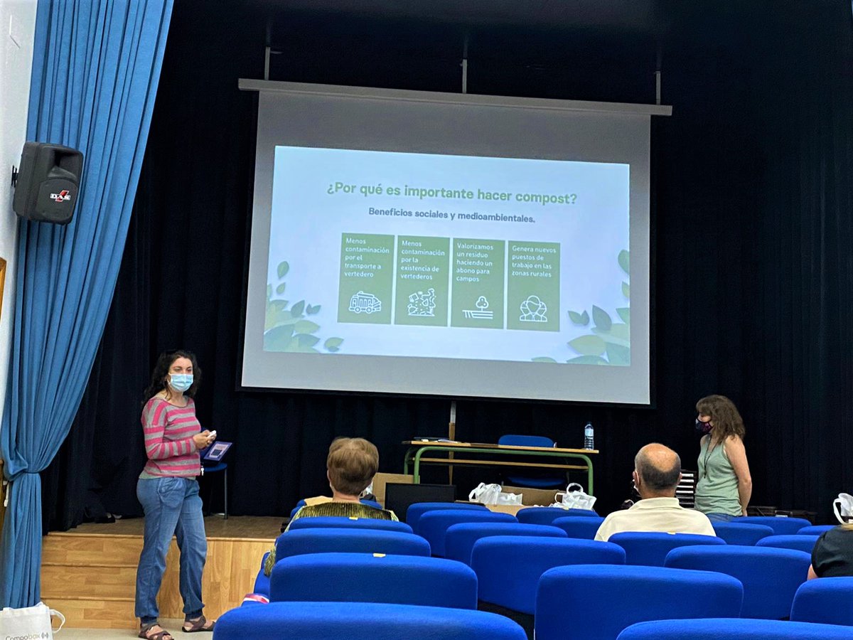 PromedioBadajoz's tweet photo. ☑ Primera formación y reparto de llaves para la experiencia de #compostaje inteligente en Peraleda del Zaucejo.
#Compobox @Integreellence1 @DipdeBadajoz @red_espanola @Junta_Ecologica
Acción cofinanciada por @poctep 🇪🇺, proyecto @eCO2cir https://t.co/9lsYHTGxcT