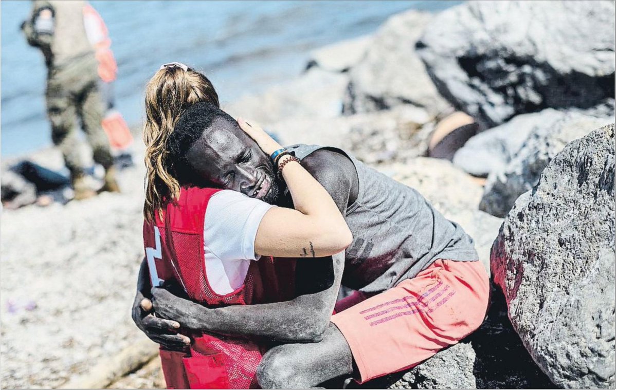 ximopuig's tweet photo. Una imatge de DIGNITAT.
Per damunt de tot, sempre, la humanitat.
#GraciasLuna https://t.co/vjamcD2u1t
