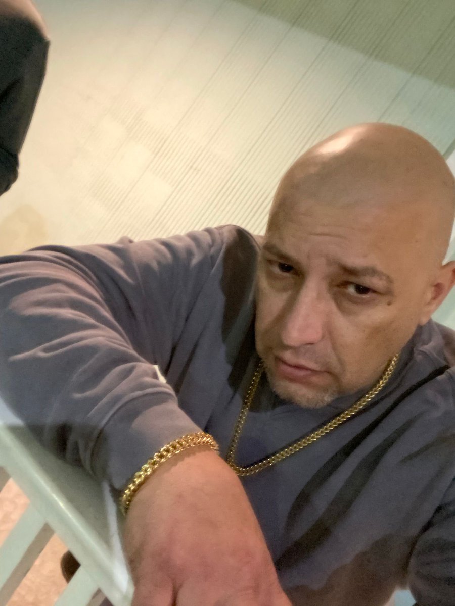 revolelpadrino's tweet image. Dandole sin bajarle musica nueva en camino #Revol #ElPadrino #UpdateMusic