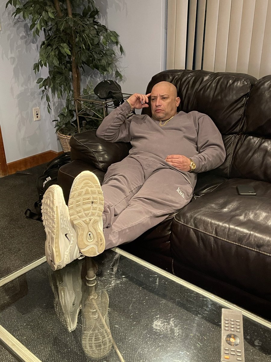 revolelpadrino's tweet image. Dandole sin bajarle musica nueva en camino #Revol #ElPadrino #UpdateMusic