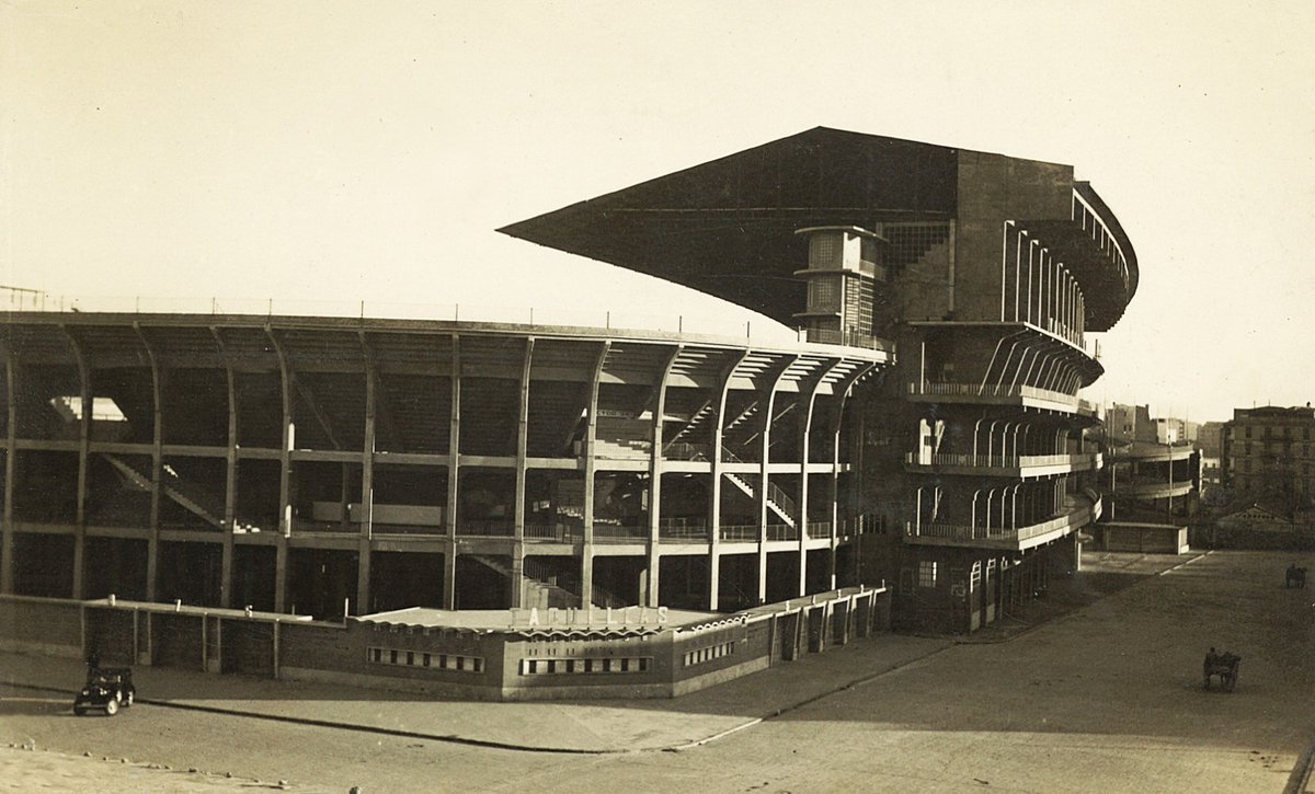 valenciacf_vale's tweet photo. 🖤 98 ANYS DE MOMENTS ÚNICS AL TEMPLE 🏟️

👏🏽 𝐌𝐨𝐥𝐭𝐞𝐬 𝐟𝐞𝐥𝐢𝐜𝐢𝐭𝐚𝐭𝐬, #Mestalla 🦇🦇

#JuntsAnemAMUNT
#AMUNTValencia https://t.co/dyQDIH4Y6p