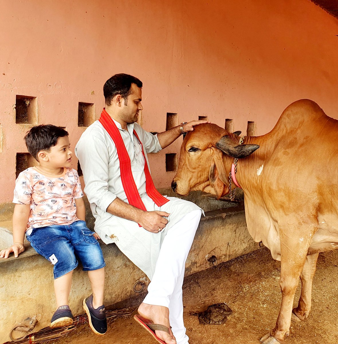 सौरभ द्विवेदी saurabh dwivedi (@saurabh_108) on Twitter photo अमृत के समान गुणकारी सुपाच्य दुग्ध प्रदान कर समाज के पालन-पोषण में माता के समान भूमिका निभाने वाली गौमाता को प्रणाम।
सबको गौमाता का आशीर्वाद-प्रसाद मिलता रहे। सभी को गौअष्टमी पर्व की शुभकामनाएं।
#गौअष्टमी #गौशाला_सिद्धाश्रम
#गौसेवा_दिवस
<a href="/PetaIndia/">PETA India</a>
<a href="/bmks_india/">BMKS BHARAT</a> अमृत के समान गुणकारी सुपाच्य दुग्ध प्रदान कर समाज के पालन-पोषण में माता के समान भूमिका निभाने वाली गौमाता को प्रणाम।
सबको गौमाता का आशीर्वाद-प्रसाद मिलता रहे। सभी को गौअष्टमी पर्व की शुभकामनाएं।
#गौअष्टमी #गौशाला_सिद्धाश्रम
#गौसेवा_दिवस
<a href="/PetaIndia/">PETA India</a>
<a href="/bmks_india/">BMKS BHARAT</a>