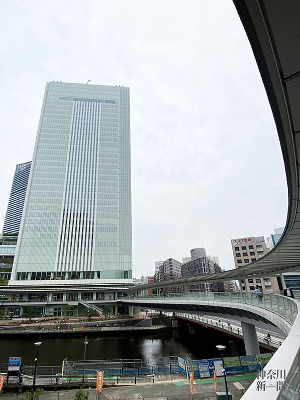 kanagawa_np's tweet image. ▽星野源さんと新垣結衣さんが結婚へ
kanaloco.jp/news/social/ar…

＼ ご結婚おめでとうございます！／
ドラマ出演がご縁ということで、そのロケ地となった横浜の風景をお届けします。
あの場面を思い出す方も多いのではないでしょうか。

#逃げ恥婚 #おめでとう #ロケ地 #横浜市役所 #北仲橋 #大さん橋