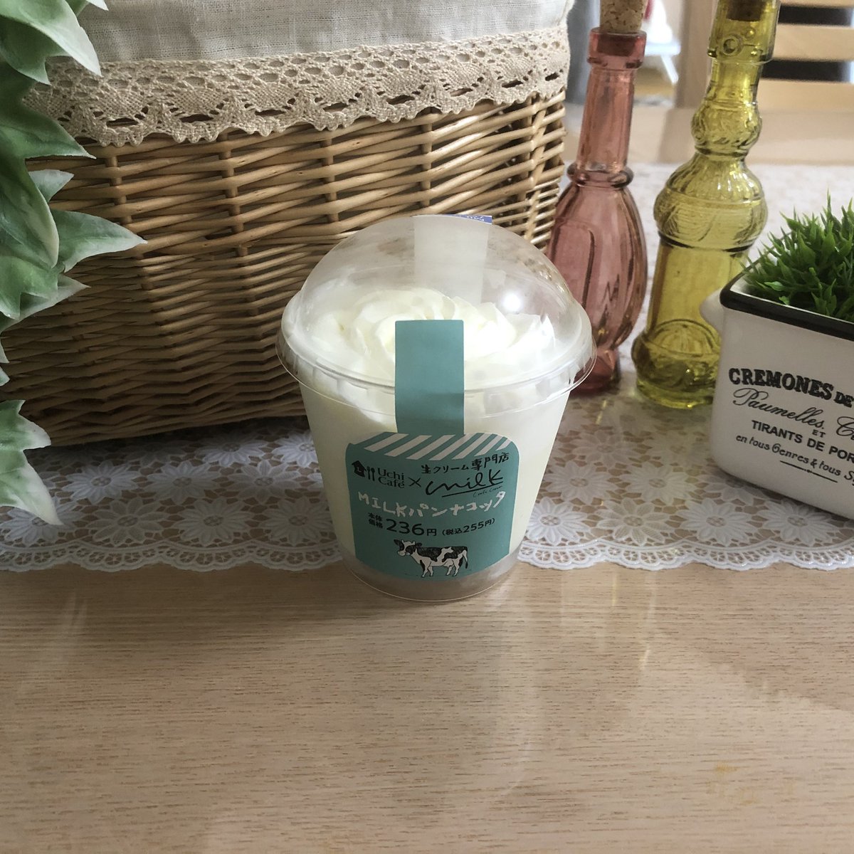 LAW_f0916's tweet photo. あの生クリーム専門店MILKとのコラボ商品！！
【MILKパンナコッタ (¥255)】🐮🥛

北海道産の生クリームと
練乳を使ったパンナコッタに、
ブレンドホイップクリームと
練乳ソースをトッピングした
"MILK尽くし"なこの一品‼️
甘党さんに是非食べて欲しいだがす🐮🐭

#MILK #コンビニスイーツ #ローソン https://t.co/yOVUPwxtpg