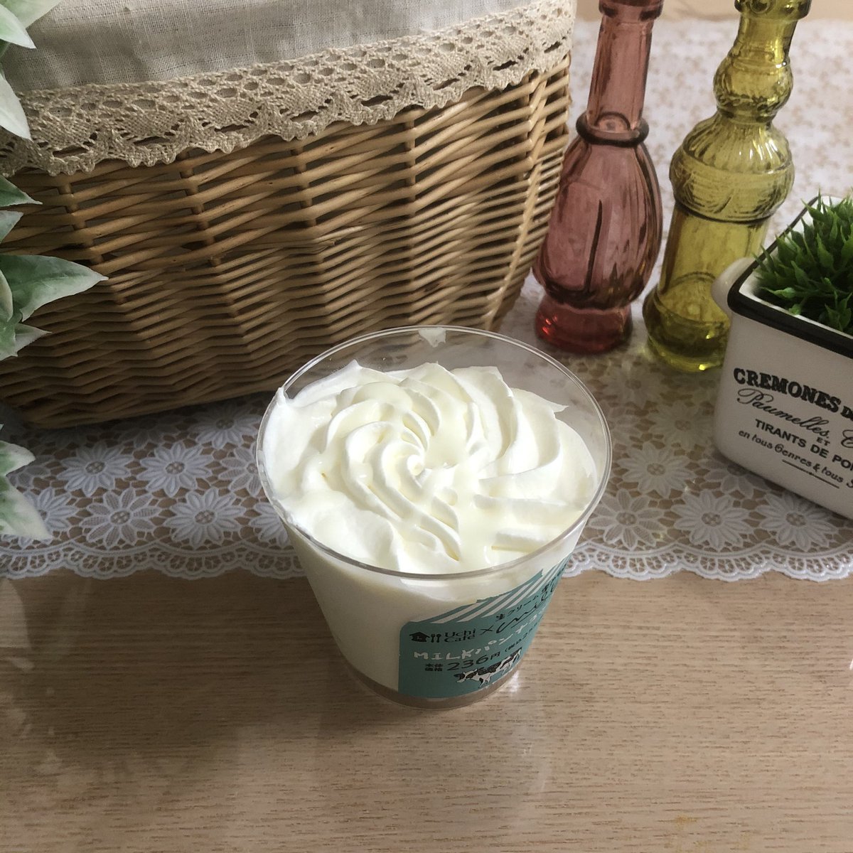 LAW_f0916's tweet photo. あの生クリーム専門店MILKとのコラボ商品！！
【MILKパンナコッタ (¥255)】🐮🥛

北海道産の生クリームと
練乳を使ったパンナコッタに、
ブレンドホイップクリームと
練乳ソースをトッピングした
"MILK尽くし"なこの一品‼️
甘党さんに是非食べて欲しいだがす🐮🐭

#MILK #コンビニスイーツ #ローソン https://t.co/yOVUPwxtpg