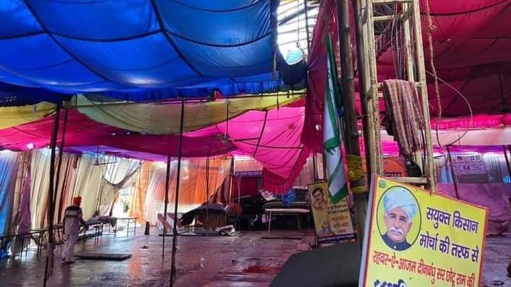 ChitraSarwara's tweet photo. किसान पर पड़ी एक- एक लाठी का हिसाब देना होगा।
आज 177 दिन हो गए हैं #किसान_आंदोलन को बारिश और तूफ़ानो सै लड़ने वाले किसान, अपने हक़ के लिए आज भी सड़कों पर खड़े हैं।
#ModiDestroyingFarmers
#FarmersProtest https://t.co/QarkZcbDEi