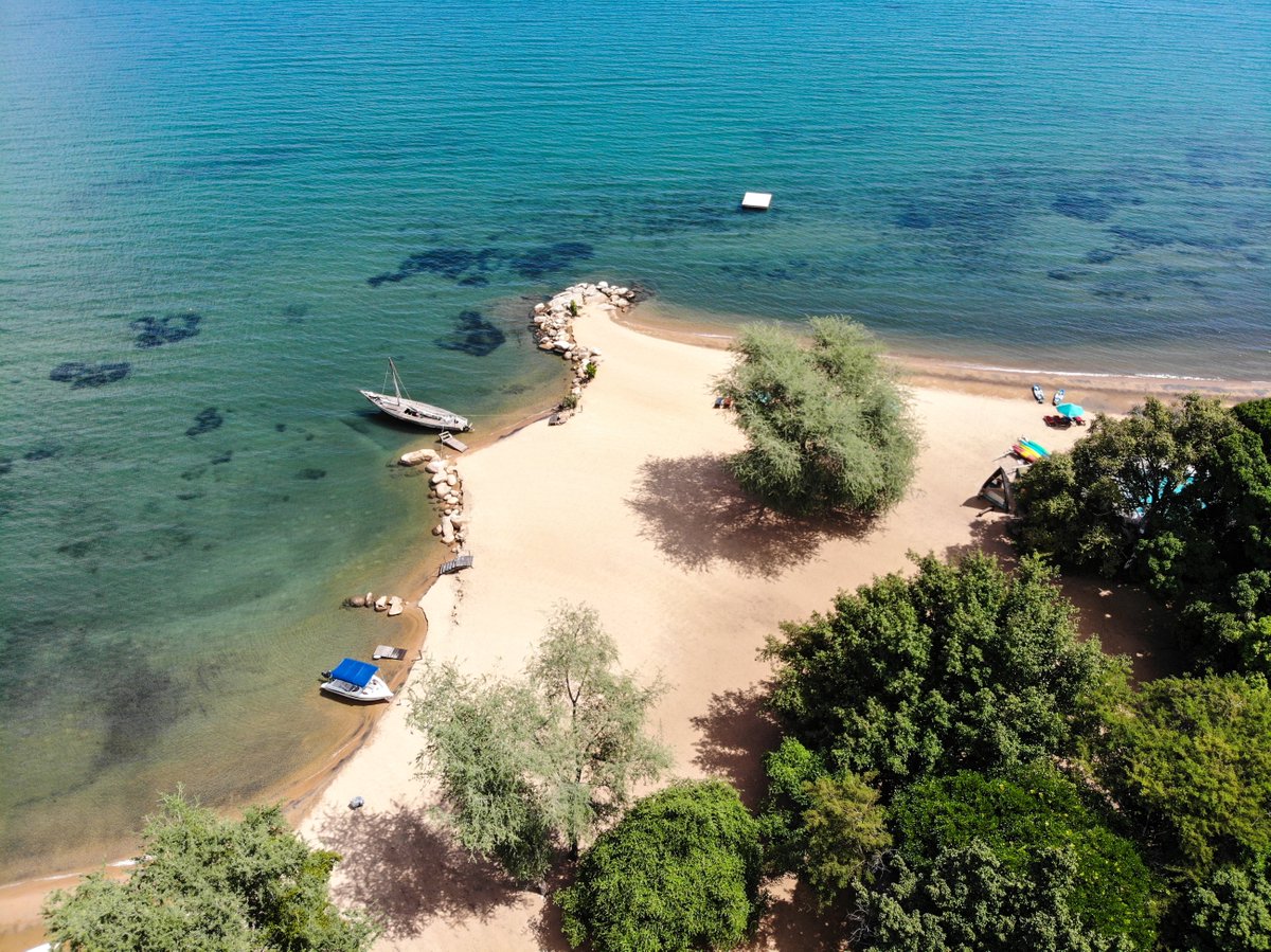 TourismMalawi's tweet photo. Malawi's famous attraction! 
The vast fresh water lake.
Retweet by sharing your images of #LakeMalawi.
#Malawi 
#freshwaterlake https://t.co/bE3exHMvyo