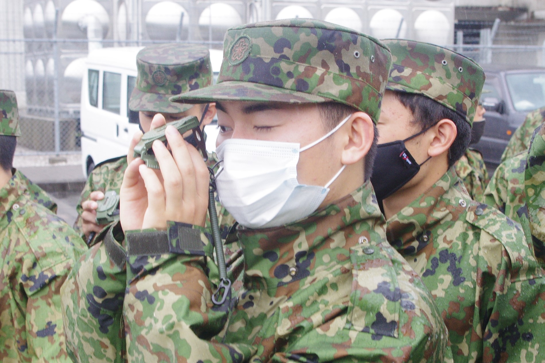 陸上自衛隊高知駐屯地 高知駐屯地自衛官候補生の日常 今日はコンパスの使い方 について訓練している様子です 方位を測定し現在地や進行方向などを決定するために コンパスはとっても重要な器材です 自衛官候補生 コンパス 重要 T Co