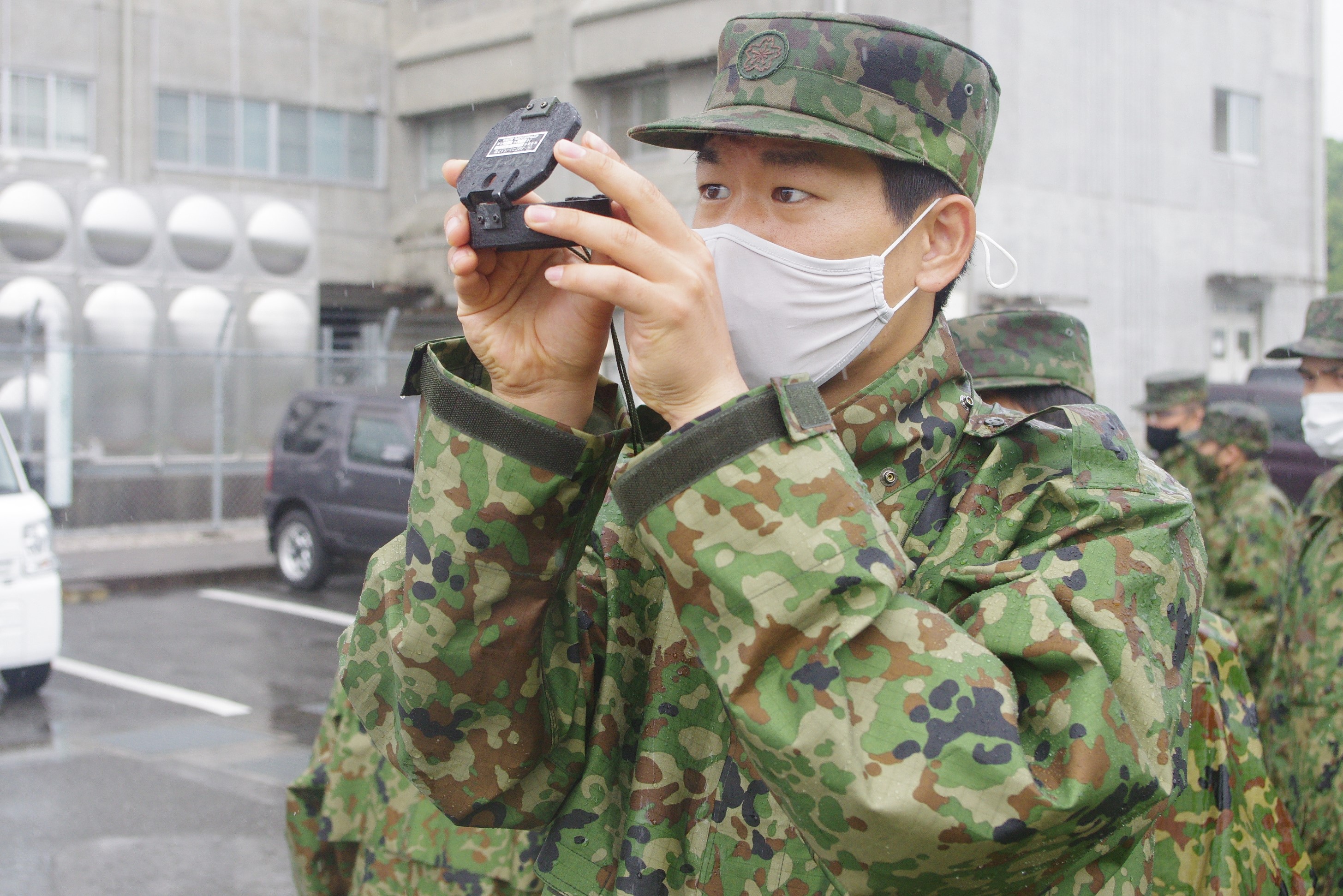 陸上自衛隊高知駐屯地 高知駐屯地自衛官候補生の日常 今日はコンパスの使い方 について訓練している様子です 方位を測定し現在地や進行方向などを決定するために コンパスはとっても重要な器材です 自衛官候補生 コンパス 重要 T Co