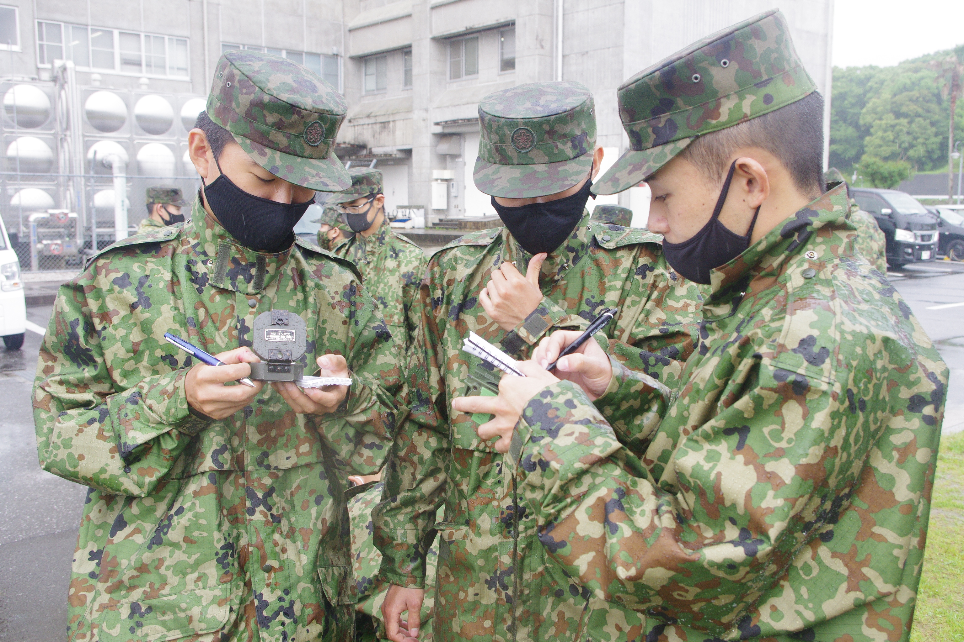 陸上自衛隊高知駐屯地 高知駐屯地自衛官候補生の日常 今日はコンパスの使い方 について訓練している様子です 方位を測定し現在地や進行方向などを決定するために コンパスはとっても重要な器材です 自衛官候補生 コンパス 重要 T Co