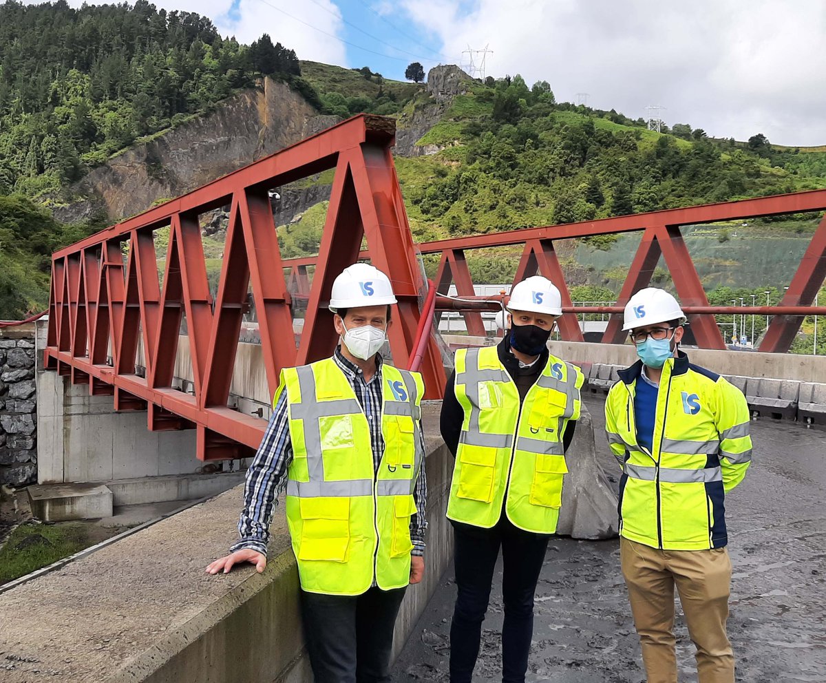 viudadesainz's tweet photo. Ayer tuvimos el honor de recibir en nuestra obra de la #VSM a #Ihobe. Con su ayuda hemos podido calcular la huella ambiental de nuestro #ecopuente unos días antes de su desmontaje provisional.
#viudadesainz #construccion #economiacircular #basquegreendeal #interbiak / #DFB. https://t.co/k9vwYX3kFZ