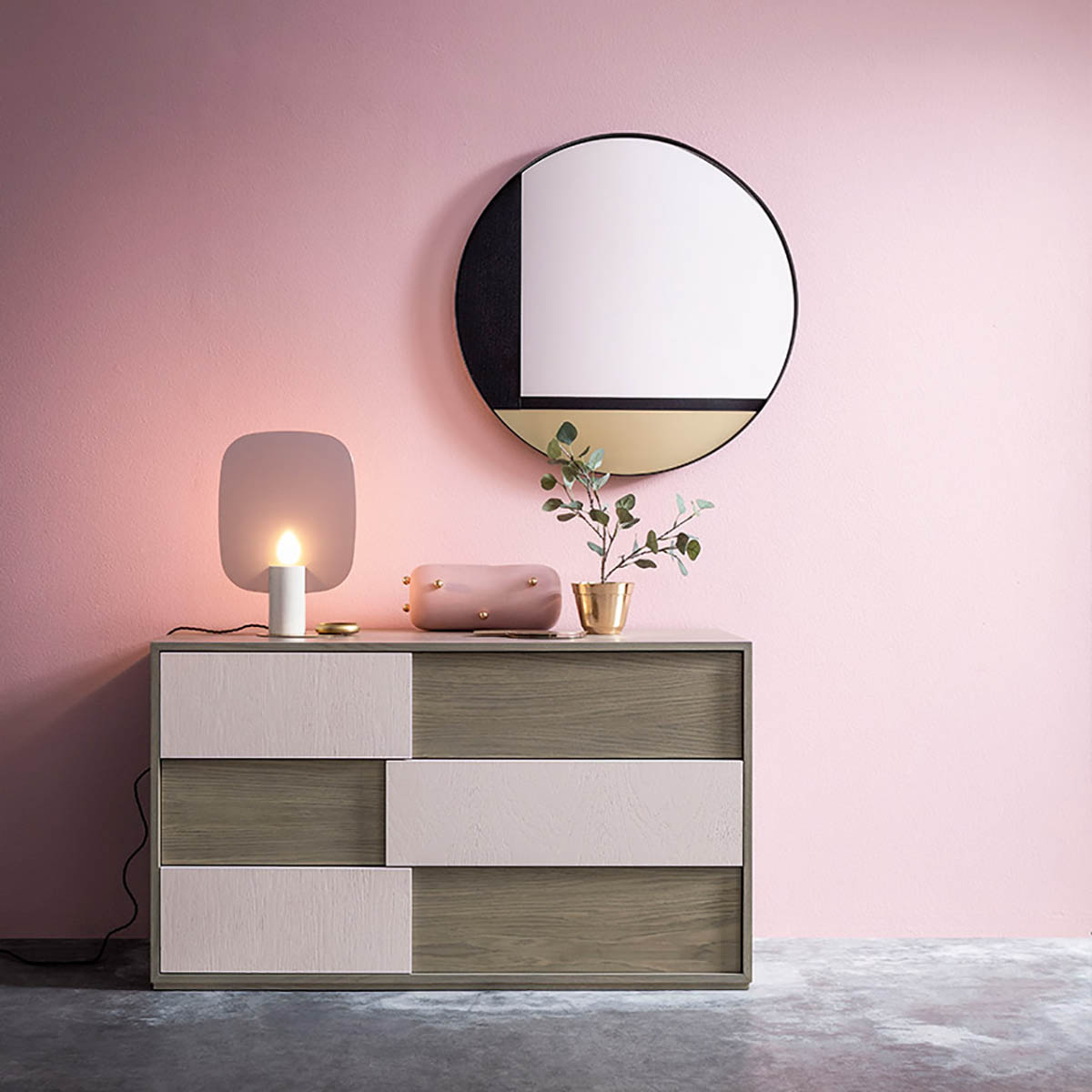 Descubre las cómodas y mesitas de noche de Devina Nais, donde el diseño y la funcionalidad van de la mano. 
#MueblesLara #TiendaDeMuebles #Mobiliario #Muebles #Hogar #Interiores #DecoraciónDeInteriores #DiseñoDeInteriores #DevinaNais #MesitasDeNoche #Cómodas #Dormitorios