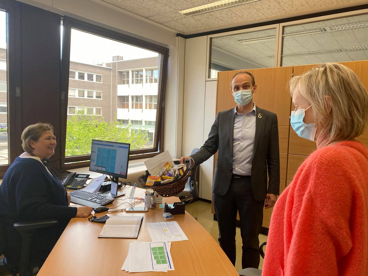 Samen met schepen Grondelaers een kleine attentie 🍫🍬🍭gaan brengen aan de werkkrachten van het vaccinatiecentrum en het callcenter.
Samen zorgden jullie al voor 21.576 prikken. 💉
Bedankt voor jullie inspanningen! 🧡