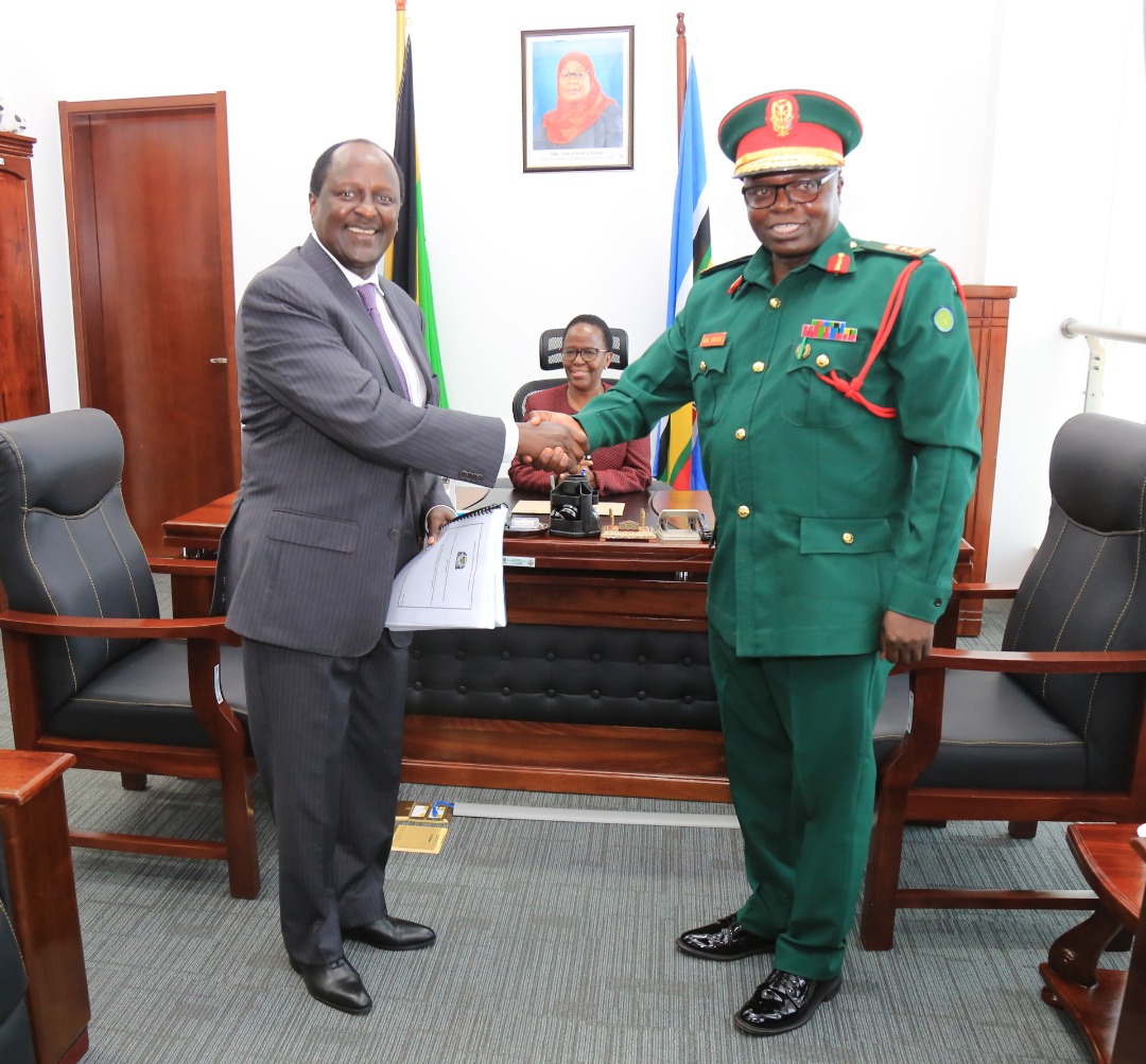 mfa_tanzania's tweet photo. #Makabidhiano ya Ofisi: Aliyekuwa Katibu Mkuu Wizara ya Mambo ya Nje na Ushirikiano wa Afrika Mashariki, Balozi Brig. Jen. Wilbert Ibuge ambae kwa sasa ni Mkuu wa Mkoa wa Ruvuma amekabidhi Ofisi kwa Katibu Mkuu mpya wa Wizara hiyo Mhe. Balozi Joseph Edward Sokoine. https://t.co/bftATprRx4