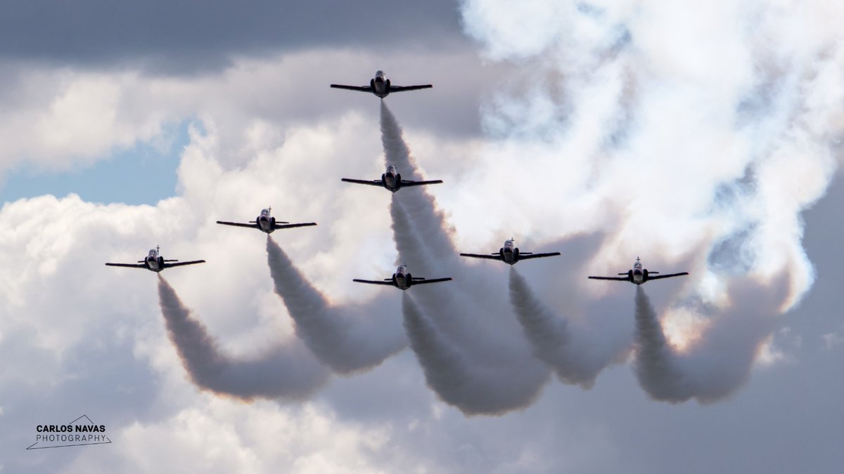 FOTOgrAAMA's tweet photo. #BuenosDias #FelizJueves Despegamos con la @patrullaguila en accion.
#aviation #aviationlovers
#aviationphotography #avgeek
#patrullaaguila #SanJavier #spotter
#avgeeks #spotting #airshow #CASA #C101 #Aviojet #acrobaticteam @patrullaaguilav
📷 Carlos Navas @carlosnavas91 https://t.co/0BFLdcA8Eg