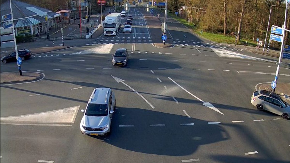 We zijn van start gegaan! Op de N237 bij Huis ter Heide zetten we voor de <a href="/ProvUtrecht/">Provincie Utrecht</a> #slimmecameras van <a href="/AxisIPVideo/">Axis Communications</a> én slimme software in, die beelden analyseert om de weginspecteurs te ondersteunen bij incident-detectie. #samenwerking #teamwork #IPC bit.ly/3yrnvY3