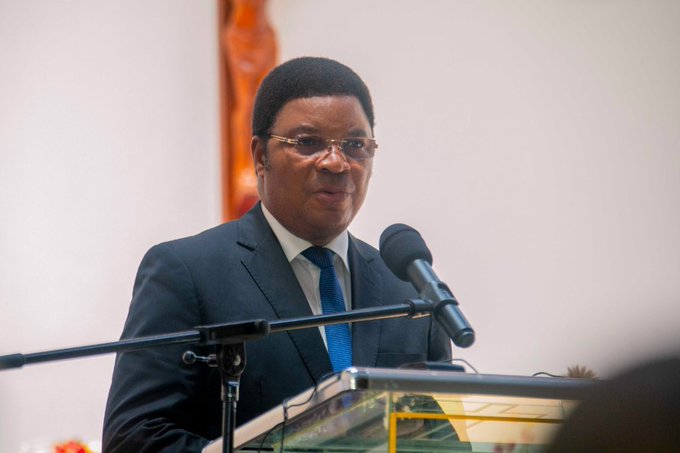 tzyetumpya's tweet photo. Waziri Mkuu Kassim Majaliwa, amemuagiza Waziri wa Nishati Dkt. Medard Kalemani asiishie kuwasimamisha kwa siku kumi tu Meneja wa TEHAMA wa TANESCO na Wasaidizi wake, bali wakae pembeni hadi hapo uchunguzi zaidi utakapokamilika. https://t.co/IMiS9rRnko