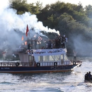 forzabesiktas's tweet photo. "sokağın taVanı kadar..."
engel değil mesafeler...
@cArsi_vAngolu
#Beşiktaş https://t.co/SpeHZvjLbM