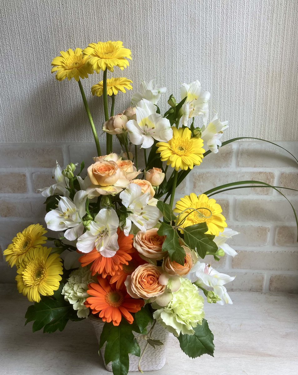 オレンジピール 午後からレッスンでした 花材をグループ分けしたように入れる グルーピング というデザインを アレンジが大きくないので 難しかったかな それでも花の向きや挿し方は上手になられました ビタミンカラーで明るく 生花レッスン オレンジピール 午後からレッスンでした 花材をグループ分けしたように入れる グルーピング というデザインを アレンジが大きくないので 難しかったかな それでも花の向きや挿し方は上手になられました ビタミンカラーで明るく 生花レッスン