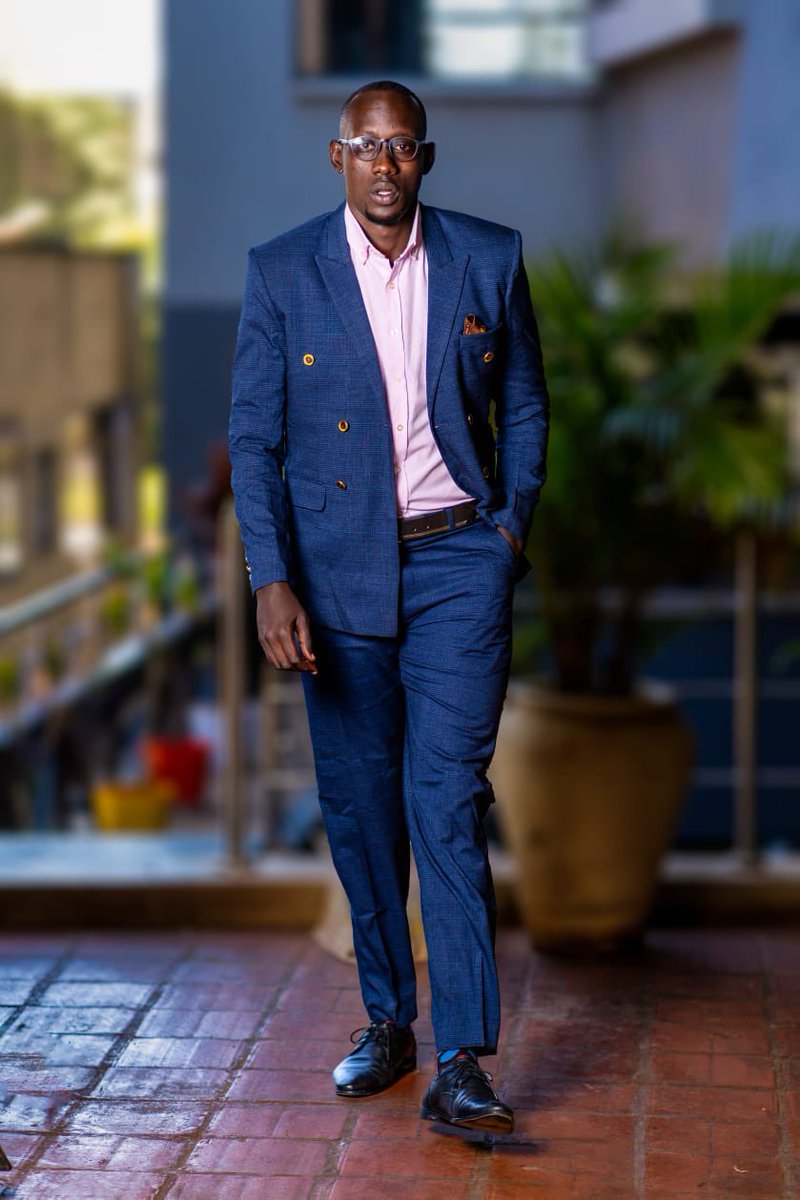 theOutLookbrand's tweet photo. “To be noticed without striving to be noticed, this is what elegance is all about.” ~ Luciano Barbera
For Unisex brands #OL_Inclusive
@Middii_
📸 by @LensEyeImage
#OLsuits #OLelegance #theOutLookbrand™️ #RevibeOutLook #lookgoodfeelgood #biggernbetter https://t.co/rHDvhJpZev