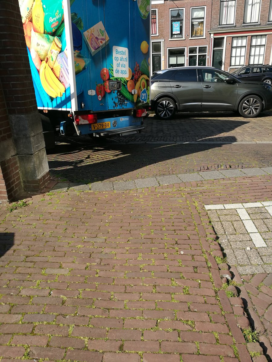 Deze bezorger van <a href="/albertheijn/">Albert Heijn</a> vond het nodig om in de binnenstad van Delft (Drue akerstraat/Voorstraat) tegen het verkeer in te rijden en toen hij de bocht niet kon nemen achteruit te rijden en daarbij de lantaarnpaal omver te rijden. Servicedesk is niet telefonisch bereikbaar.