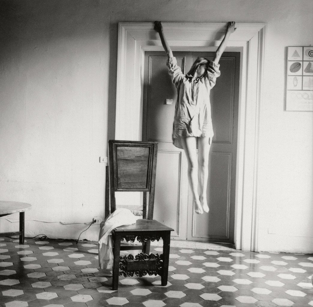 womensart1's tweet photo. Francesca Woodman (1958-1981), critically acclaimed US photographer, from her series of self-portraits #womensart https://t.co/MFj3MkC03x