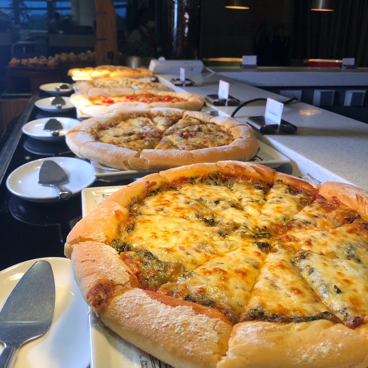 KinPlazaArjaan's tweet photo. Pizza à volonté tous les mercredis 🍕 #pizza #kinplazaarjaanbyrotana #italianbuffet https://t.co/MBhcBu5FxI