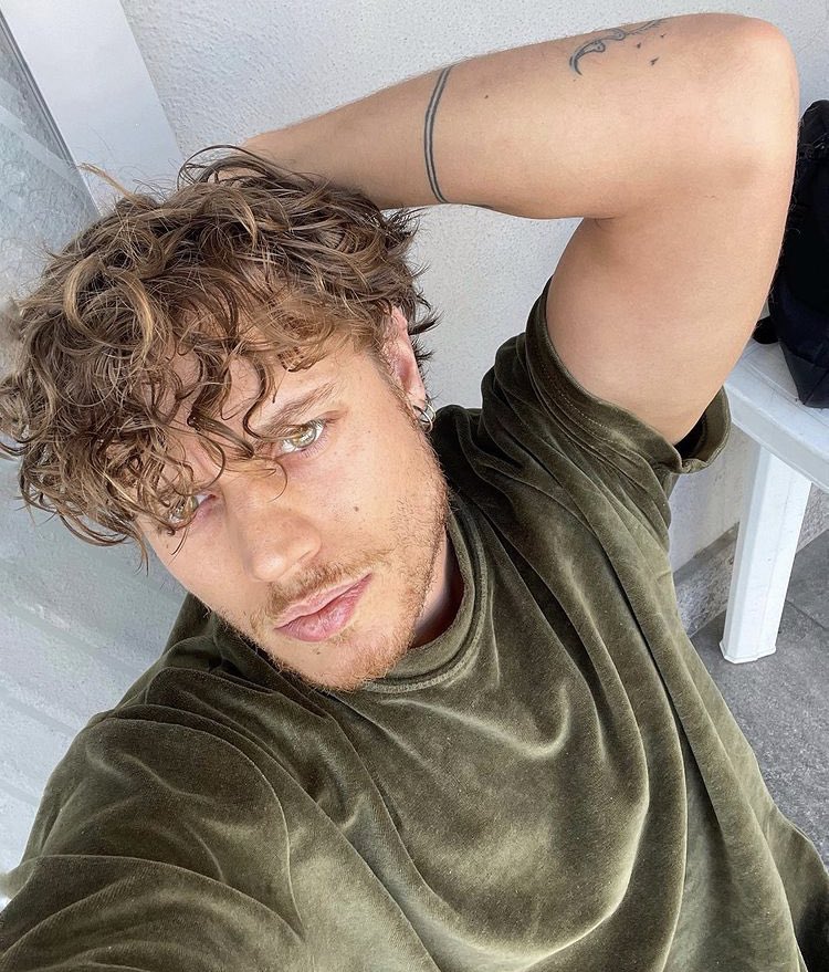 MA PARLIAMO DI UMBERTUSSS E QUESTO TAGLIO DI CAPELLI DIAMOGLI I DIRITTI CHE MERITA
