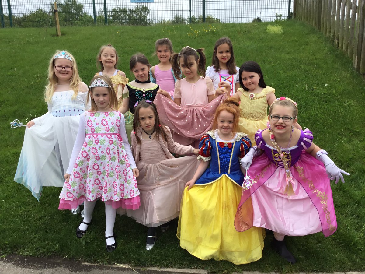 QRA_2025Y6's tweet photo. Meet our beautiful princesses all ready for the royal banquet #qraphse #qrahappy https://t.co/J8ewDXgzWp