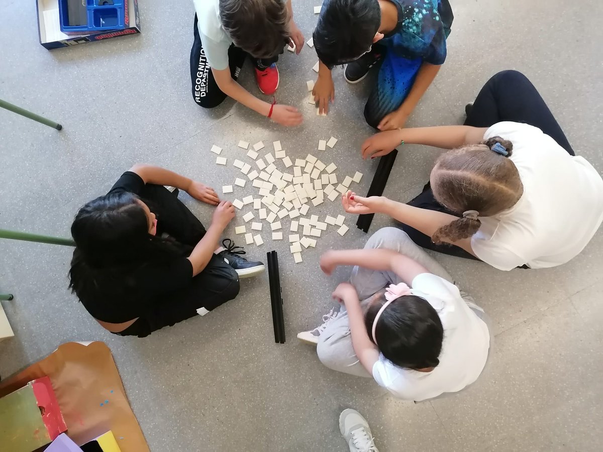 fundaciomain's tweet photo. Al reforç educatiu que impartim a escoles de primària de #Terrassa aprenem conceptes i treballem la concentració, la importància de la cooperació, l'agudesa visual, la memòria...Els escacs i els jocs com el Memory o l'Scrabble són bones eines per aconseguir-ho d'una forma lúdica https://t.co/WEtM3dvVRc