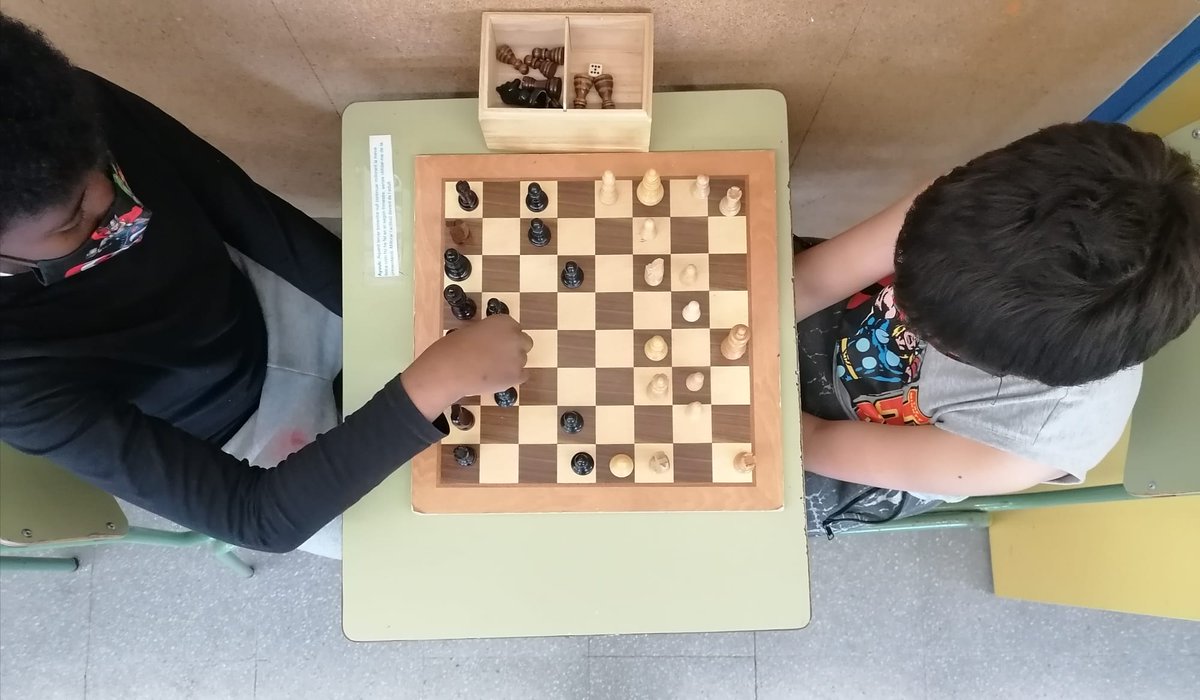 fundaciomain's tweet photo. Al reforç educatiu que impartim a escoles de primària de #Terrassa aprenem conceptes i treballem la concentració, la importància de la cooperació, l'agudesa visual, la memòria...Els escacs i els jocs com el Memory o l'Scrabble són bones eines per aconseguir-ho d'una forma lúdica https://t.co/WEtM3dvVRc