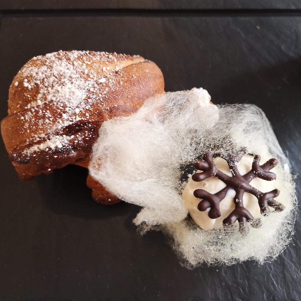 '“Productos naturales, artesanales y de proximidad" indica en su carta #LaCuinadeCanSimon. Cocina actual, mediterránea y marinera, en la localidad de #TossadeMar. ¿Te apetece este Suquet de salmonetes y este Croissant caliente de chocolate? 
1 #EstrellasMICHELIN #GuiaMICHELIN21