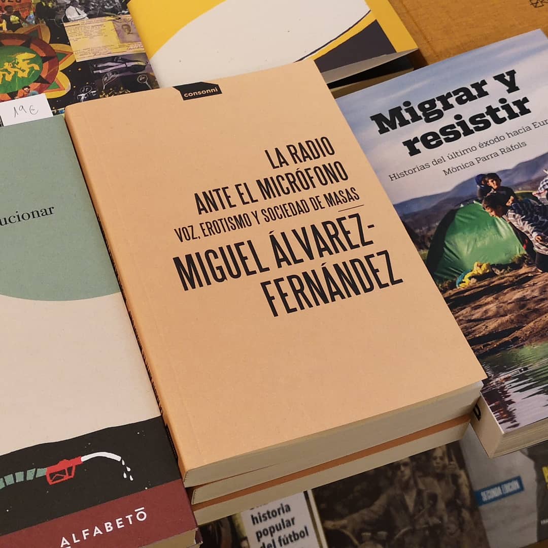 _consonni_'s tweet photo. ¡Ya en #librerías! 🌈📙 «La radio ante el micrófono», de Miguel Álvarez-Fernández 📻🎤
Consulta la web de @todostuslibros_ para encontrar tu librería más cercana. Aquí algunas: @LaCentralenMad, @antiliburudenda, @enclavedlibros y @traficantes2010 📚 https://t.co/k7QppRsmcl