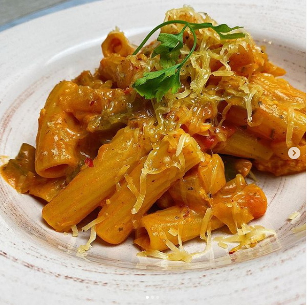 CahillsCheese's tweet photo. ~Spicy Chicken Pasta~
This tasty dish is only 400 calories per serving and contains a lot of protein. You can cook a large portion and divide it into lunch boxes for future use.  Thanks to @whatlaureneats_93 for the tasty recipe 🧀
https://t.co/Okw5VkL7Dj https://t.co/m6EM9QYNjy