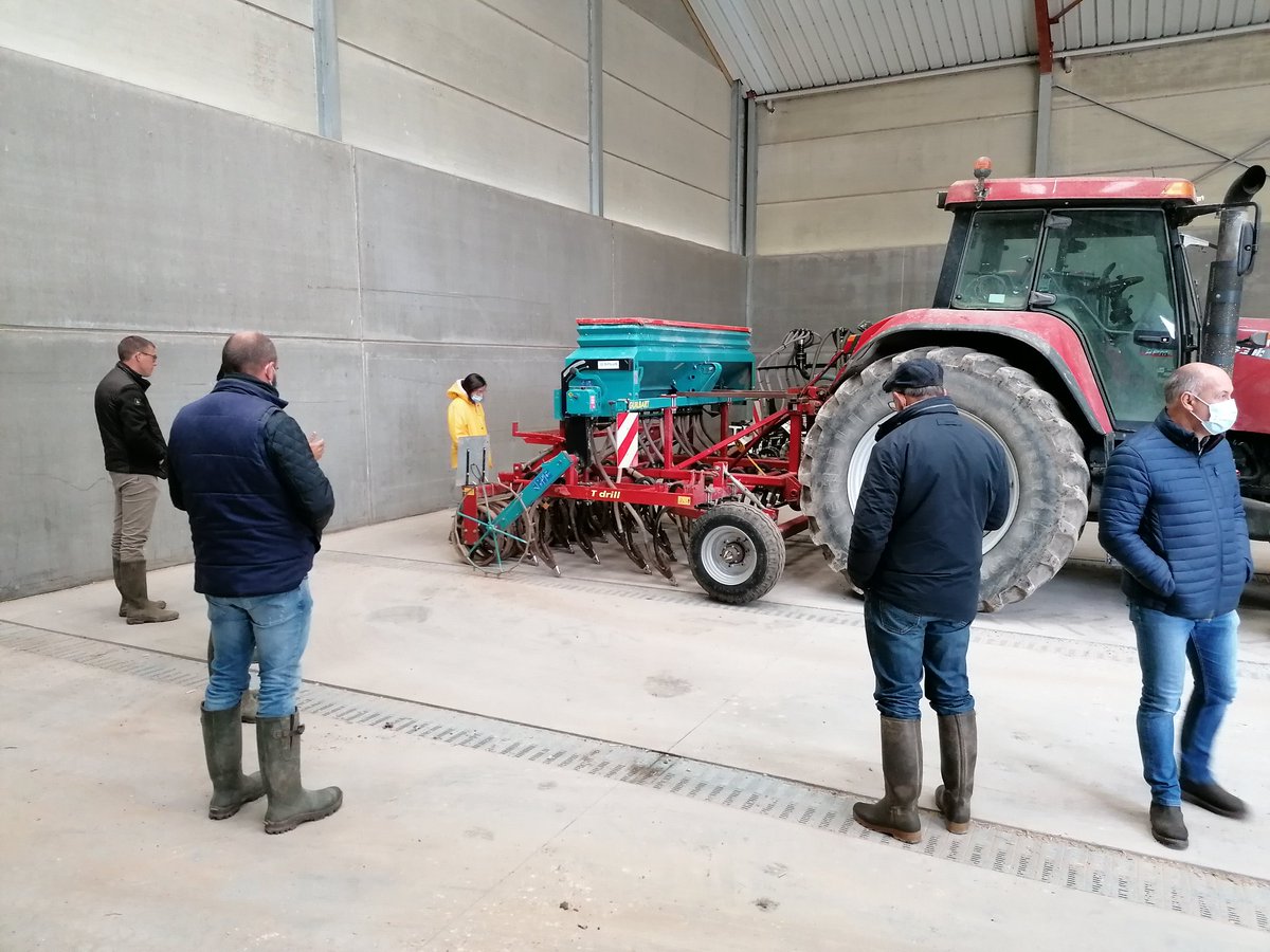 CarreFerme's tweet photo. #TourDePlaine avec Benoît en transition #ACS depuis 10 ans. Adaptation du matériel, des pratiques et de l'aménagement du parcellaire pour observer les resultats sur la culture et son enracinement. #agroécologie #seformer #observer #SolsVivants https://t.co/q41LFKeN1J