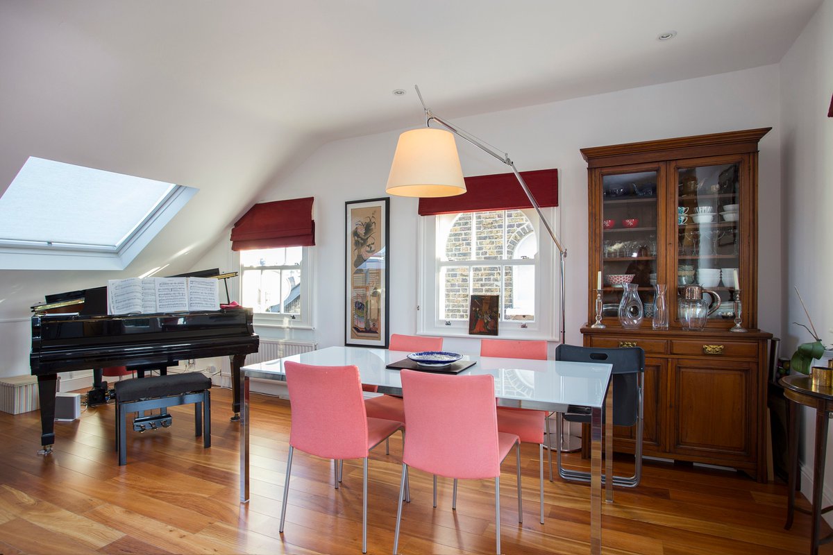 Just launched 🚀🚀🚀 - Split level 3 bedroom, 2 bathroom period flat in Putney SW15 guided at £2,050 PCM. rightmove.co.uk/properties/107…