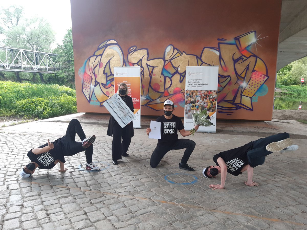 mz_halle's tweet photo. Für eine weltoffene #Saalestadt: 
Hallenser #Breakdancer und der deutschsprachige Muslimkreis Halle gewinnen #Integrationspreise, die durch @Moebbeck und @Soziales_ST überreicht worden sind.
https://t.co/9Vn8emNdSC https://t.co/Su982l5mLS