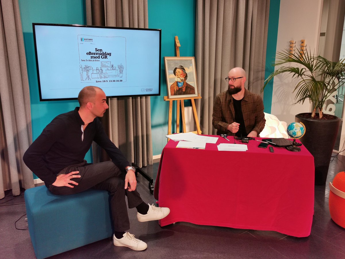 Bild från förberedelserna inför livesändningen "Sen eftermiddag med GR" som sändes igår med fokus på en skola på distans. @krimskrantz gjorde ett fantastiskt jobb som programledare! #goteborgsregionen #distansundervisning