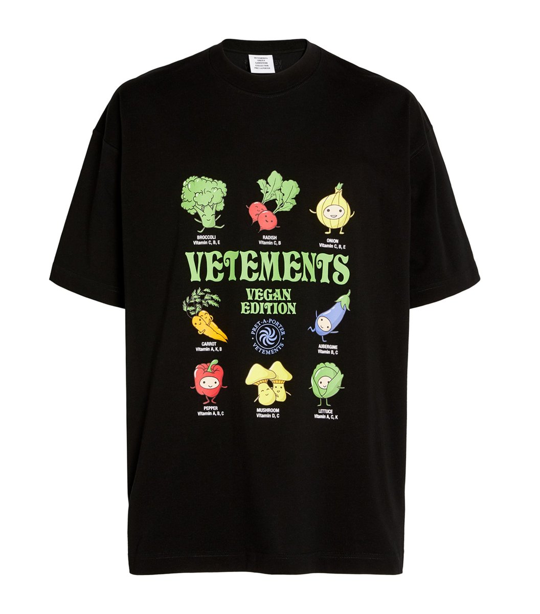 CapaMagVegan's tweet photo. Ünlü markadan vegan tshirt'ü:

VETEMENTS VEGAN EDITION 

Pret-a-Porter ve Vetements işbirliğiyle tasarlanan, üzerinde sebzelerin içerdiği vitaminlerin yazılı olduğu tshirt 390 Sterlin'den satışa çıktı. https://t.co/RMFOUC3Eg0