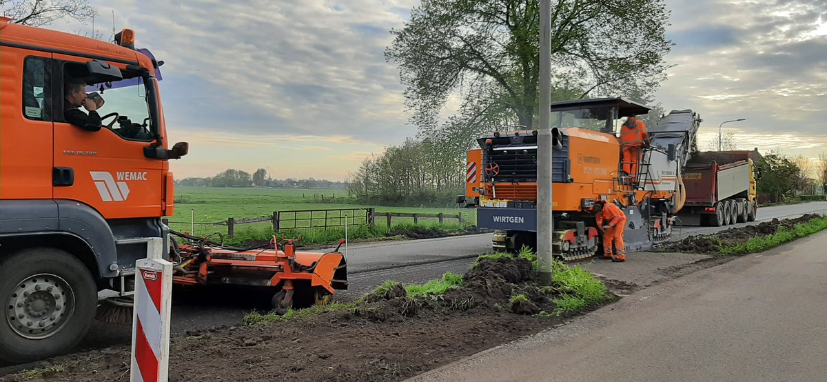 provfryslan's tweet photo. Deze week zijn we gestart met de werkzaamheden aan de #N354 bij #Tsienzerbuorren! De weg krijgt een dorpser karakter door rood asfalt, bomen en verlichting. De werkzaamheden duren t/m vrijdag 16 juli. Meer info en omleidingsroute: https://t.co/t8KdP1gDSg. @Roelofsgroep https://t.co/YBT0eAPQ5l