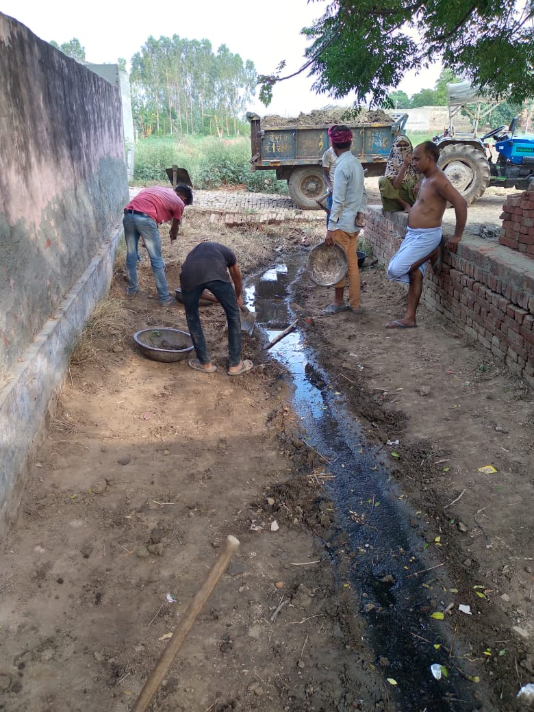 doprup_Bulandsh's tweet photo. विशेष स्वच्छता अभियान के अन्तर्गत जनपद बुलन्दशहर मे आज दिनाॅक 20.05.2021 को विकास खण्डों की ग्राम पंचायतों मे सफाई कार्य करते हुए।@Bhupendraupbjp,@uppanchayatiraj ,@CMOfficeUP, @dmbulandshahr https://t.co/SGF0EcIhGn