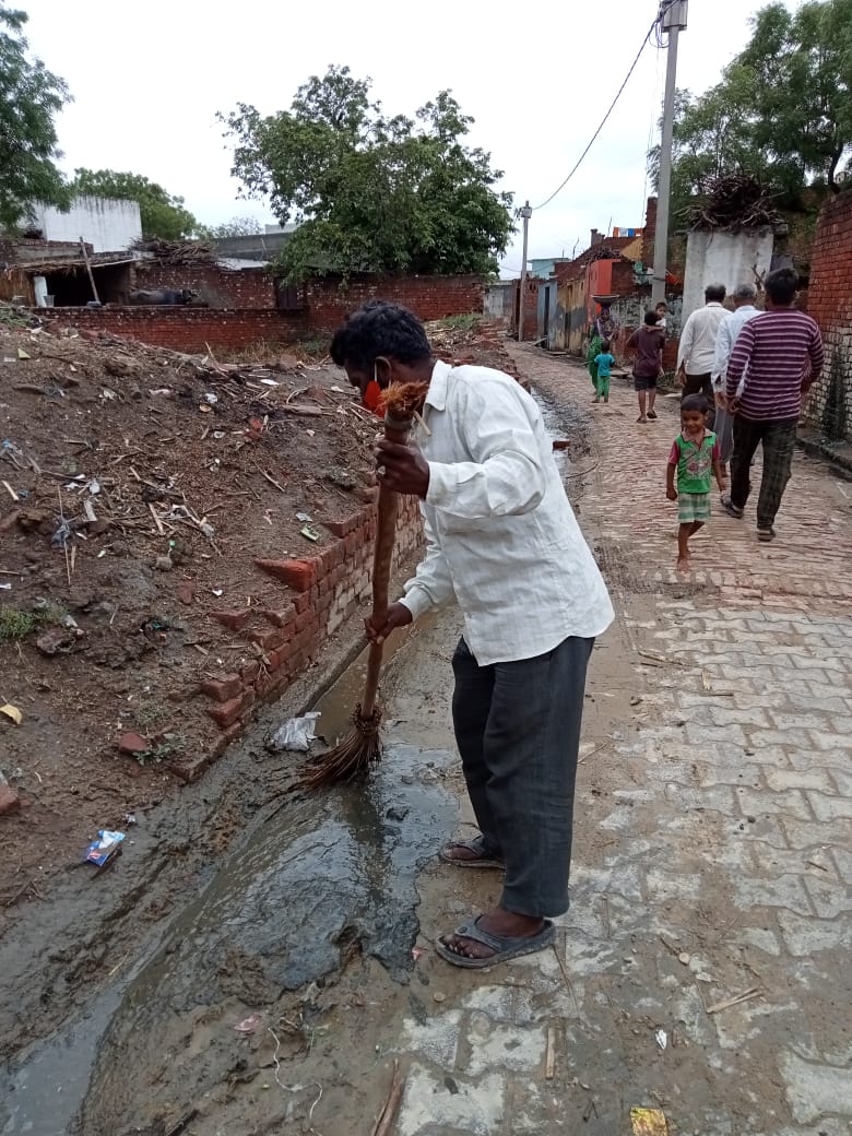doprup_Bulandsh's tweet photo. विशेष स्वच्छता अभियान के अन्तर्गत जनपद बुलन्दशहर मे आज दिनाॅक 20.05.2021 को विकास खण्डों की ग्राम पंचायतों मे सफाई कार्य करते हुए।@Bhupendraupbjp,@uppanchayatiraj ,@CMOfficeUP, @dmbulandshahr https://t.co/SGF0EcIhGn