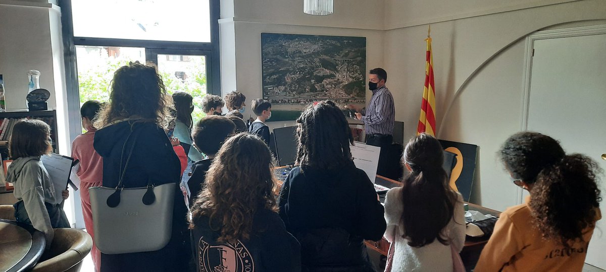 ajcaldetes's tweet photo. 👧 Aquest matí, l'alumnat de 4t de Primària de l'Escola Sagrada Família ha visitat l'Ajuntament de #CaldesdEstrac! De la mà de l'alcalde Òscar Baró i del regidor d'Ensenyament, Freddy Freixas, han descobert com és el dia a dia al consistori! https://t.co/0m0y7t7hma