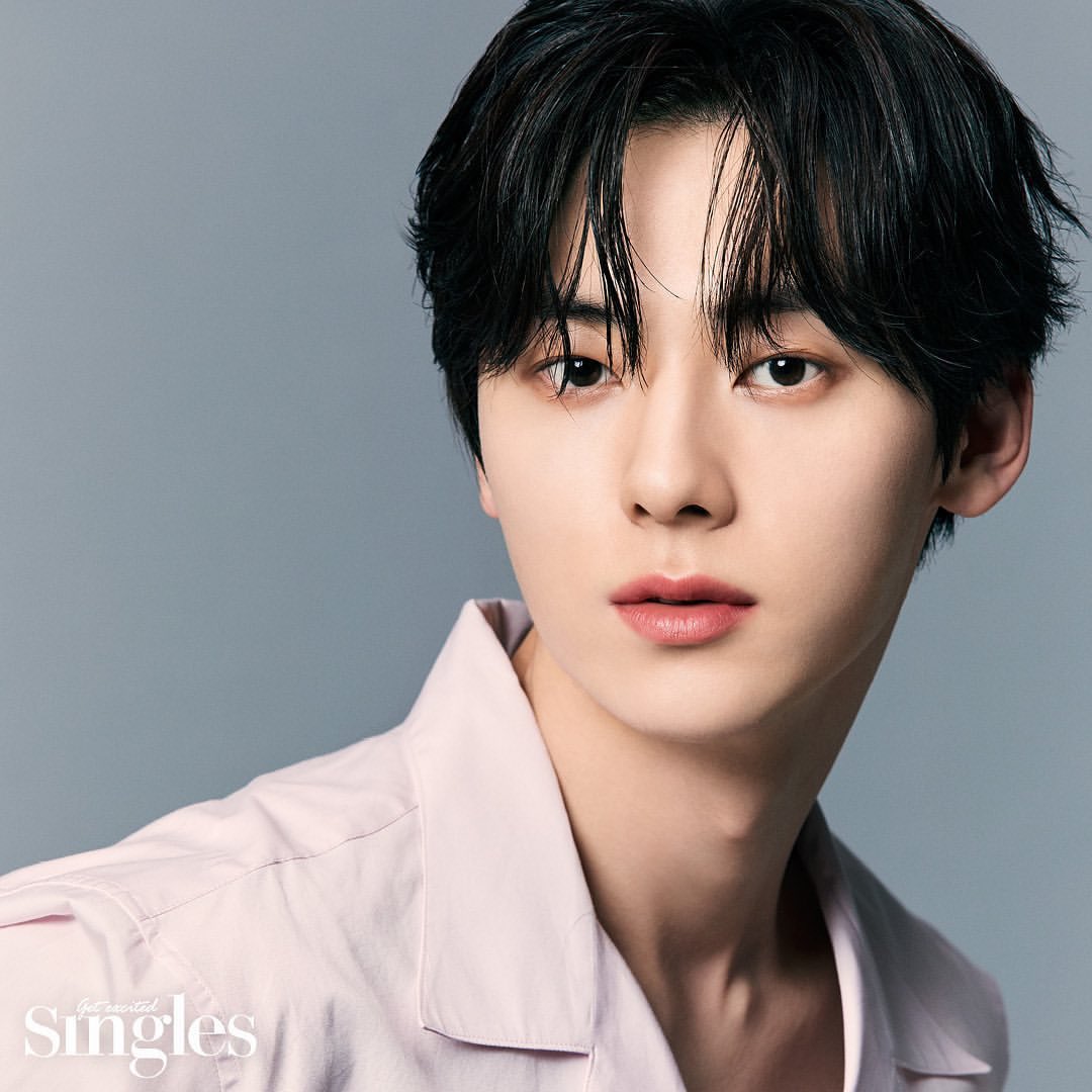singlesmania's tweet photo. 시크한 포즈와 몽환적인 눈빛으로 소년에서 남자로 거듭난 #황민현 그의 베일 것 같은 날카로운 미모의 마무리는 #랑콤 뗑 이돌 롱라스팅 파운데이션 👏🏻 그의 미모를 더욱 빛나게 한 화사하고 매끄러운 피부를 감상해 보세요🖤 #NUEST #MINHYUN
 @NUESTNEWS

📲 https://t.co/NWWg5Ctjzt https://t.co/VLouqyX1jw