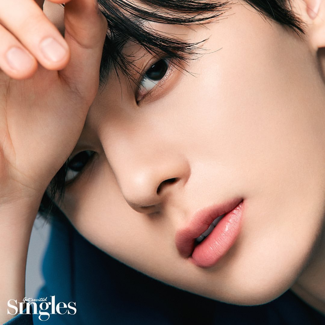 singlesmania's tweet photo. 시크한 포즈와 몽환적인 눈빛으로 소년에서 남자로 거듭난 #황민현 그의 베일 것 같은 날카로운 미모의 마무리는 #랑콤 뗑 이돌 롱라스팅 파운데이션 👏🏻 그의 미모를 더욱 빛나게 한 화사하고 매끄러운 피부를 감상해 보세요🖤 #NUEST #MINHYUN
 @NUESTNEWS

📲 https://t.co/NWWg5Ctjzt https://t.co/VLouqyX1jw